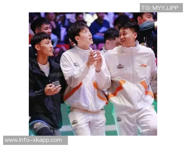 媒体人分享广东全运男篮探班照片赵睿身穿北京T恤与胡明轩崔永熙同框合影